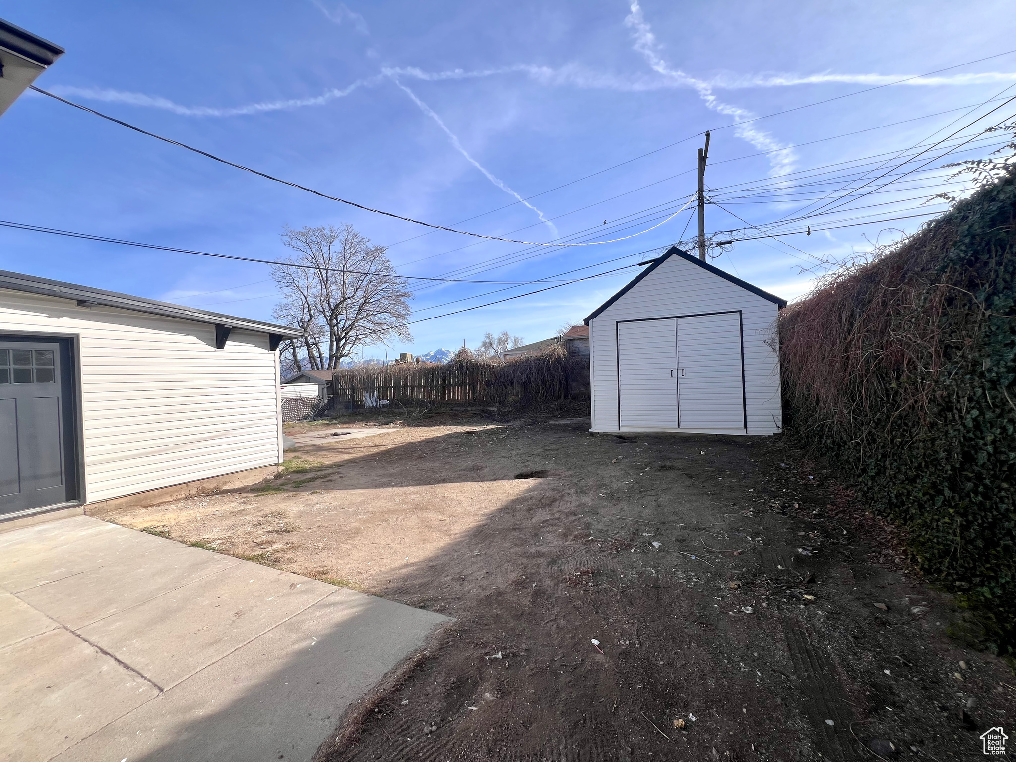 View of yard featuring a shed