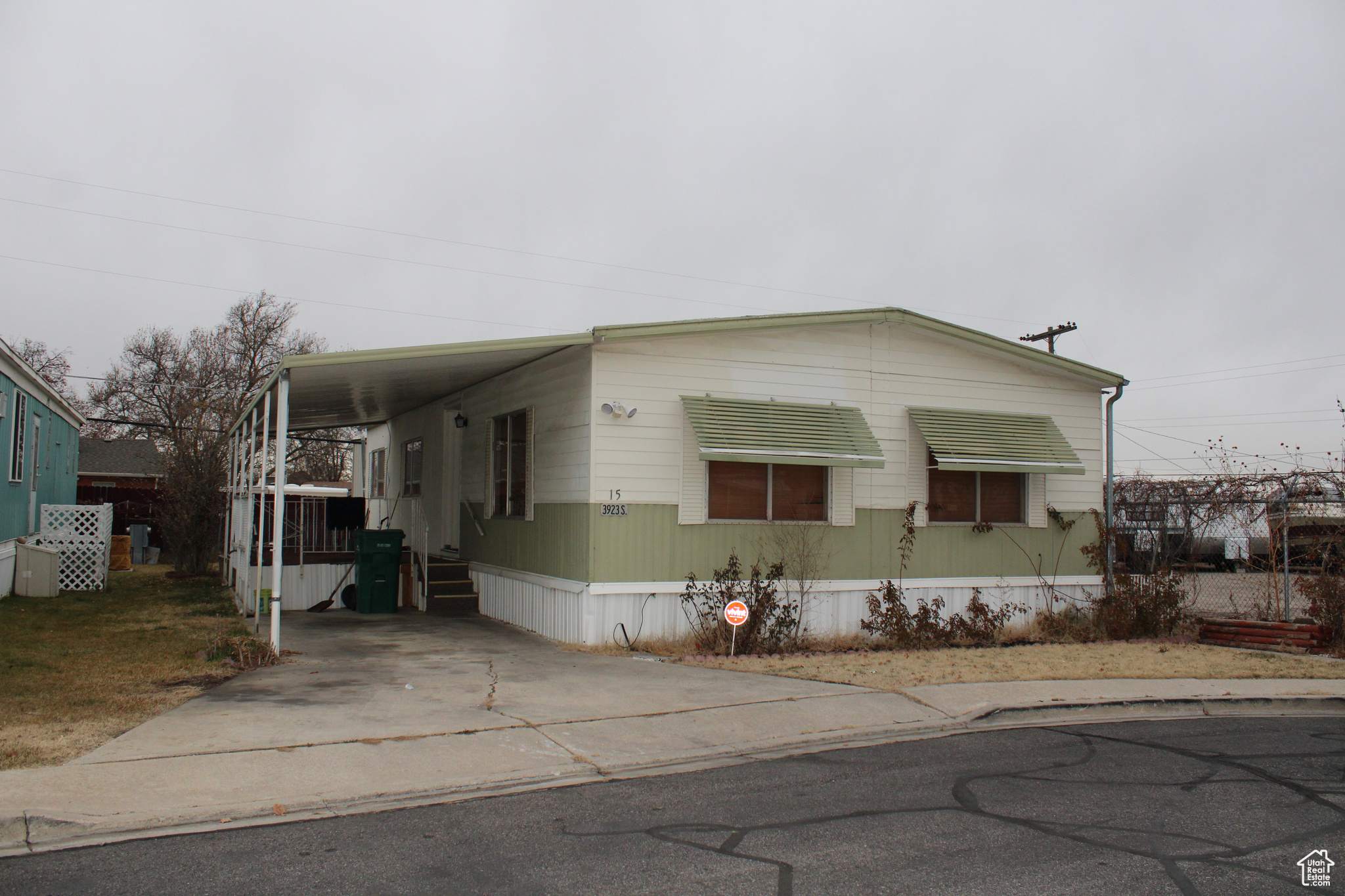 Manufactured / mobile home with a carport