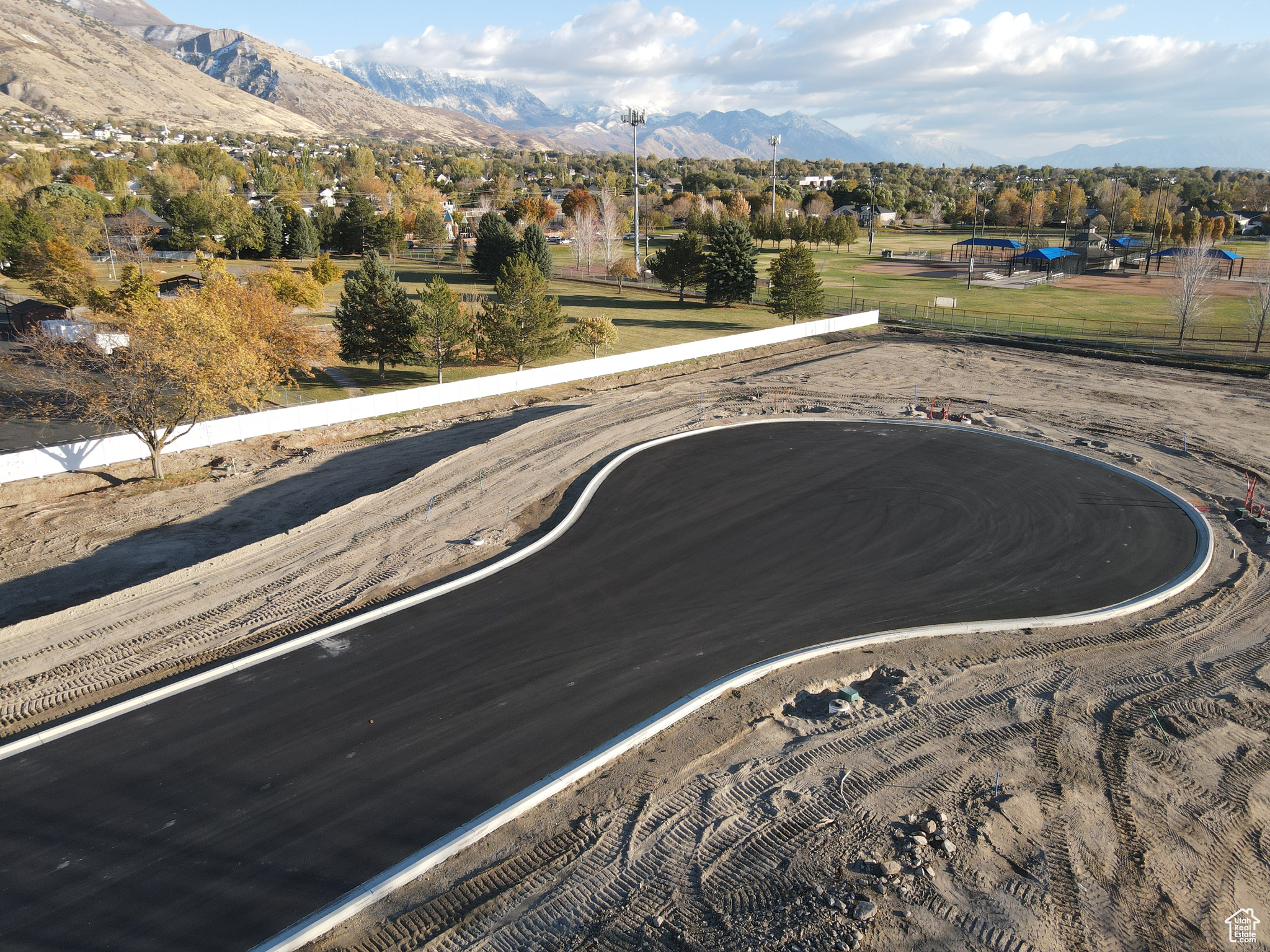 Bird's eye view with a mountain view