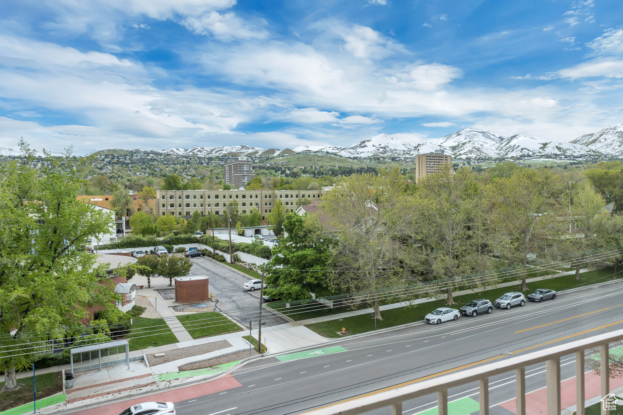 Bird's eye view with a mountain view