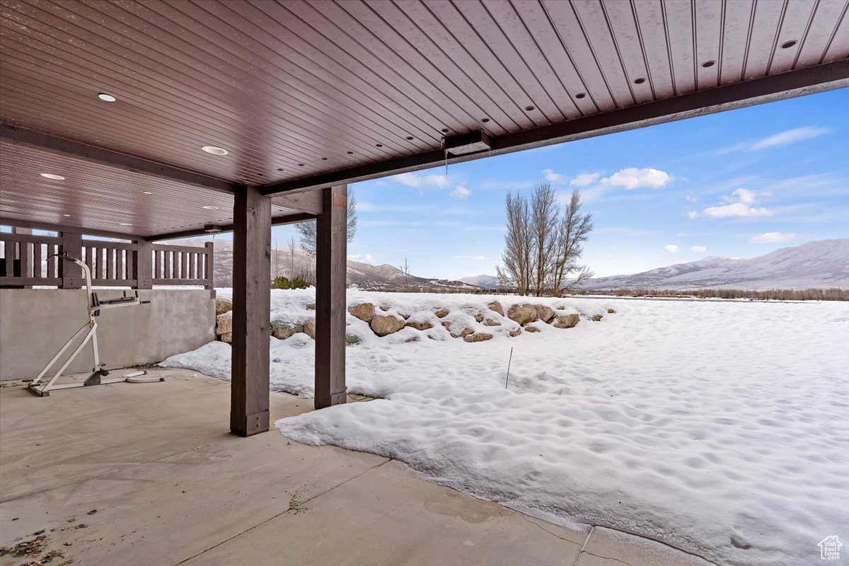 Basement Patio... Lakefront. Mountain Views.