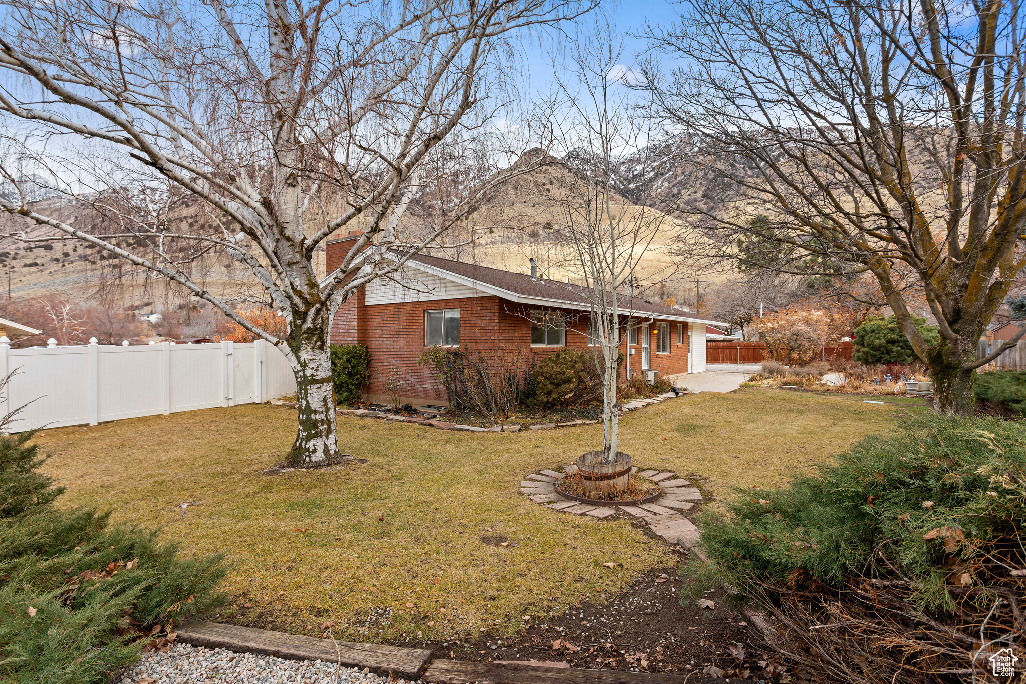 View of yard featuring a mountain view