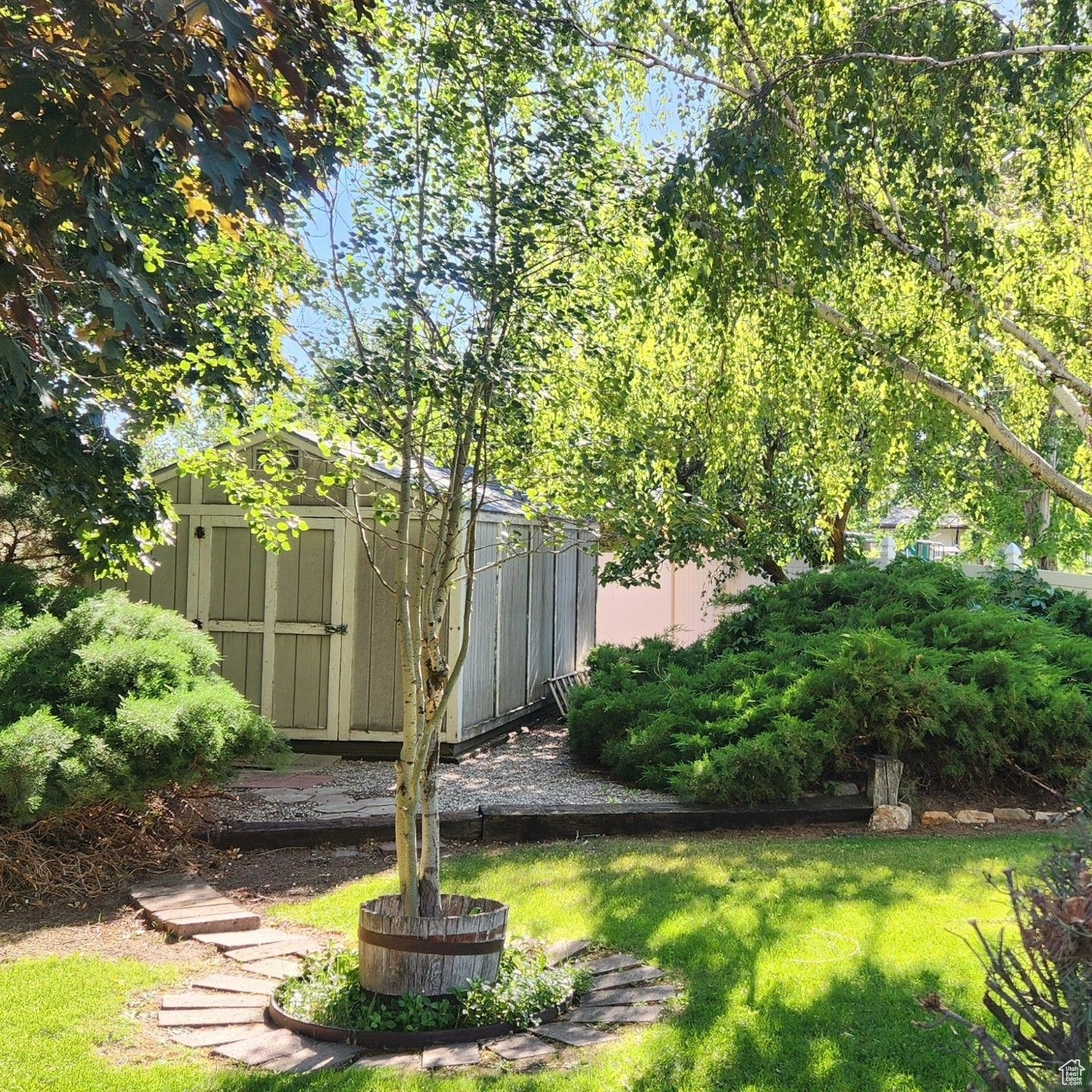 View of yard featuring a storage shed