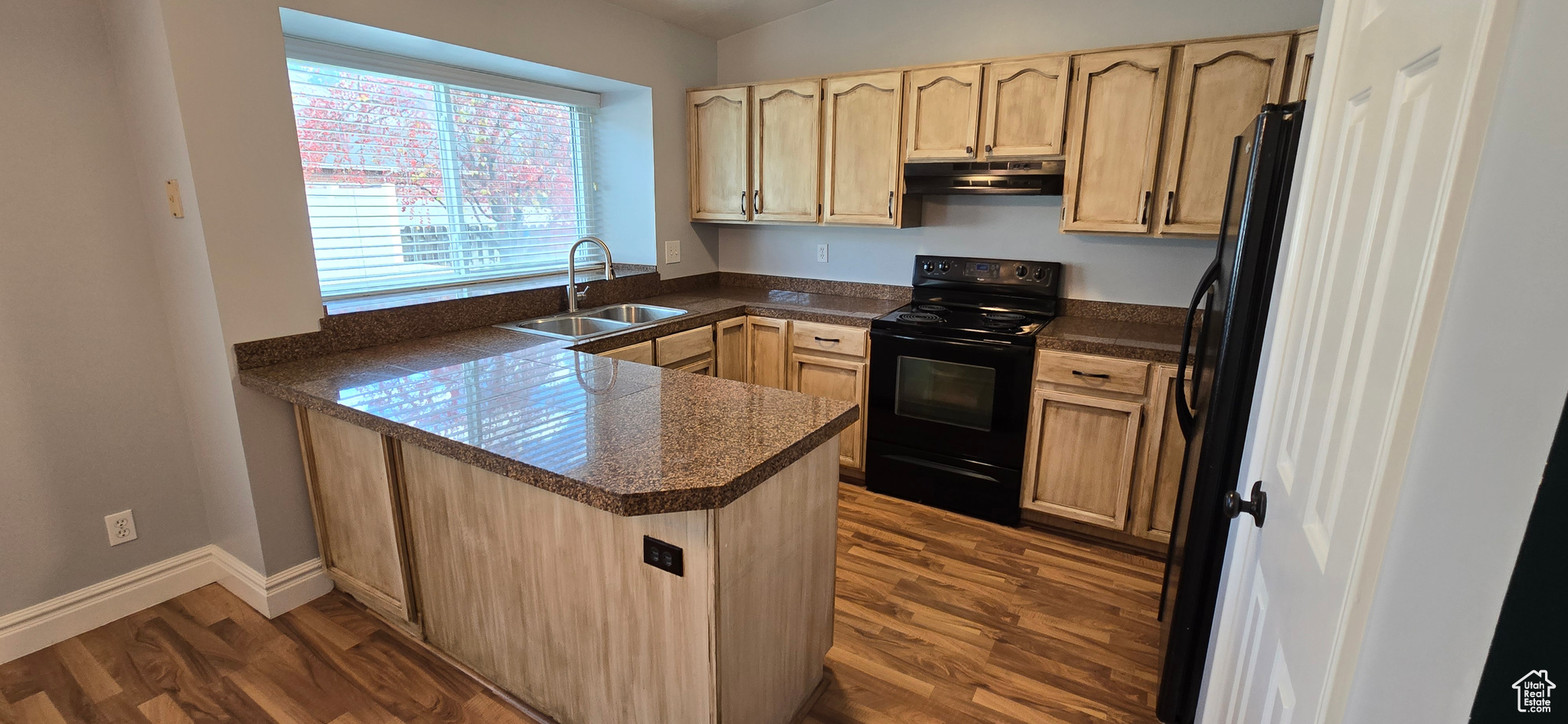 Kitchen with lofted ceiling