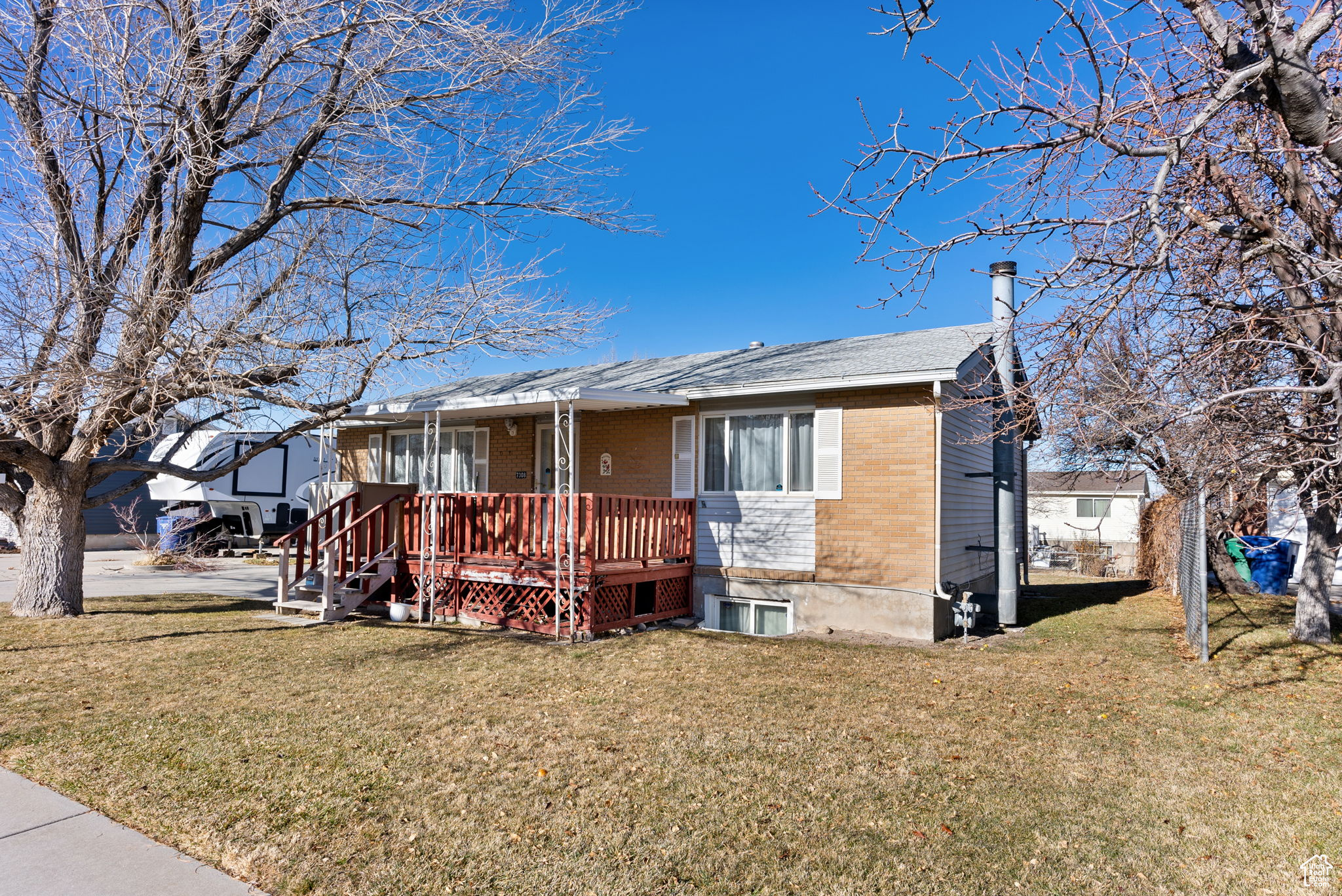 View of front facade with a front yard and a porch