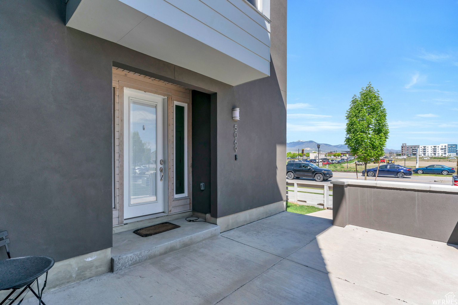 Entrance to property with a mountain view