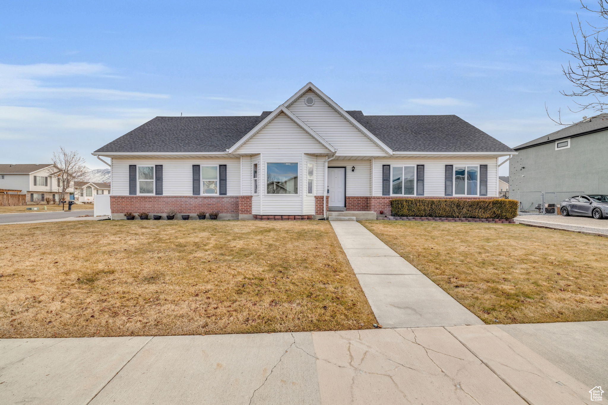 Ranch-style house featuring a front yard