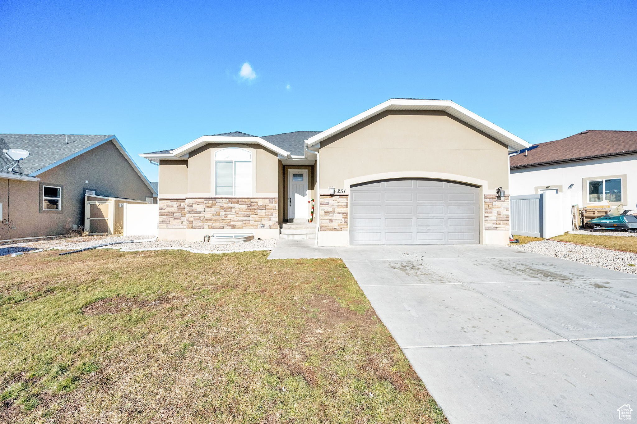 View of front facade with a front lawn and a garage