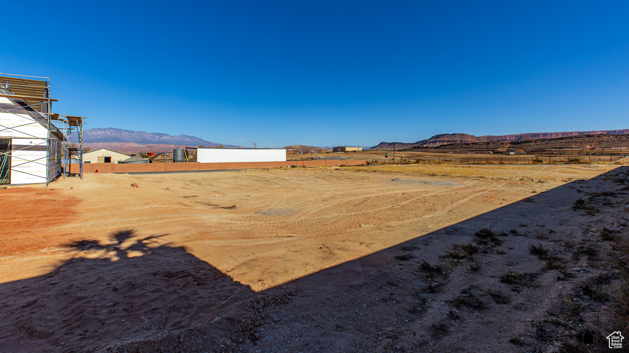 View of yard featuring a mountain view