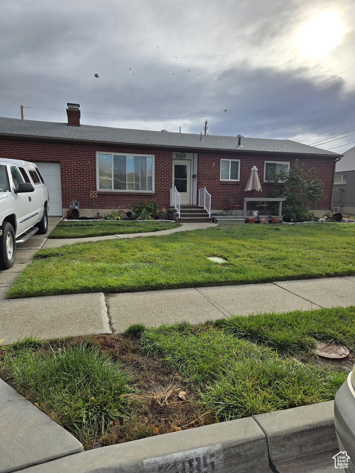 View of front facade featuring a front yard and a garage