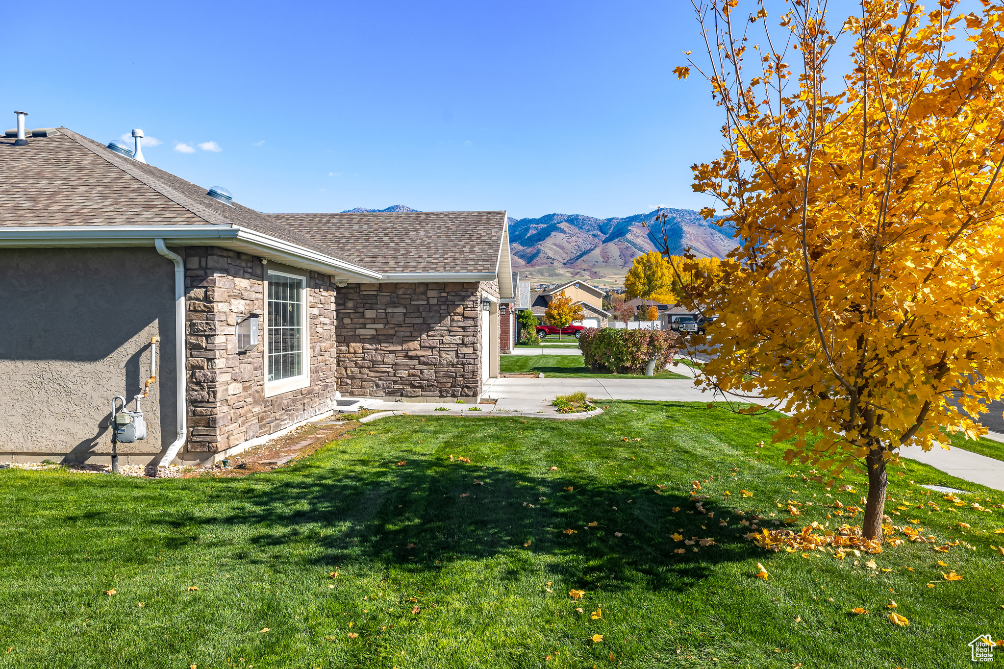 View of yard featuring a mountain view