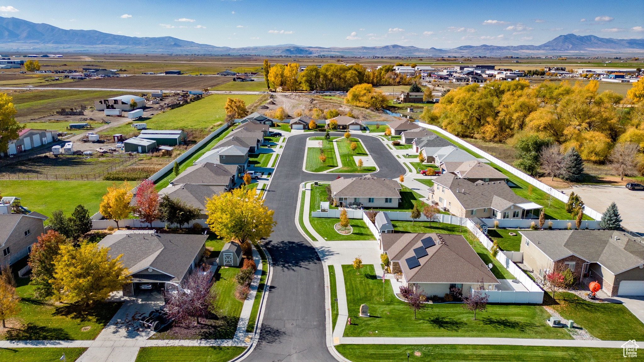 Bird's eye view with a mountain view