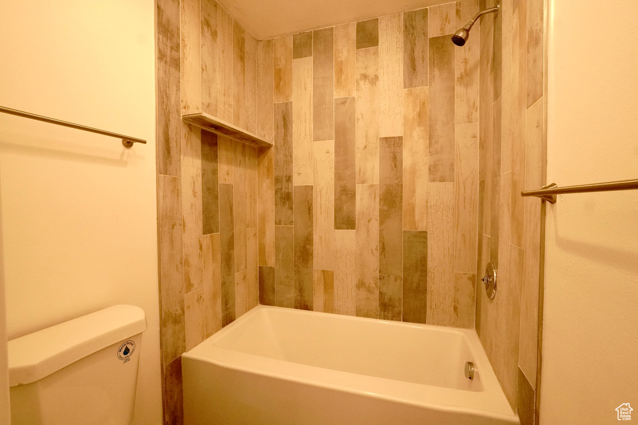 Bathroom with toilet and tiled shower / bath