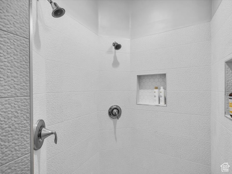 Room details featuring a tile shower