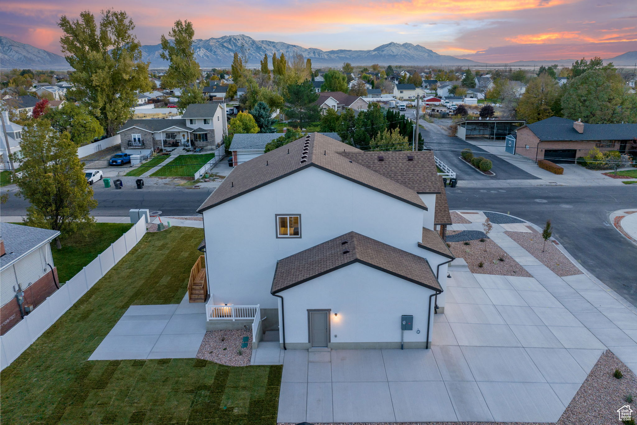 Aerial view at dusk featuring a mountain view