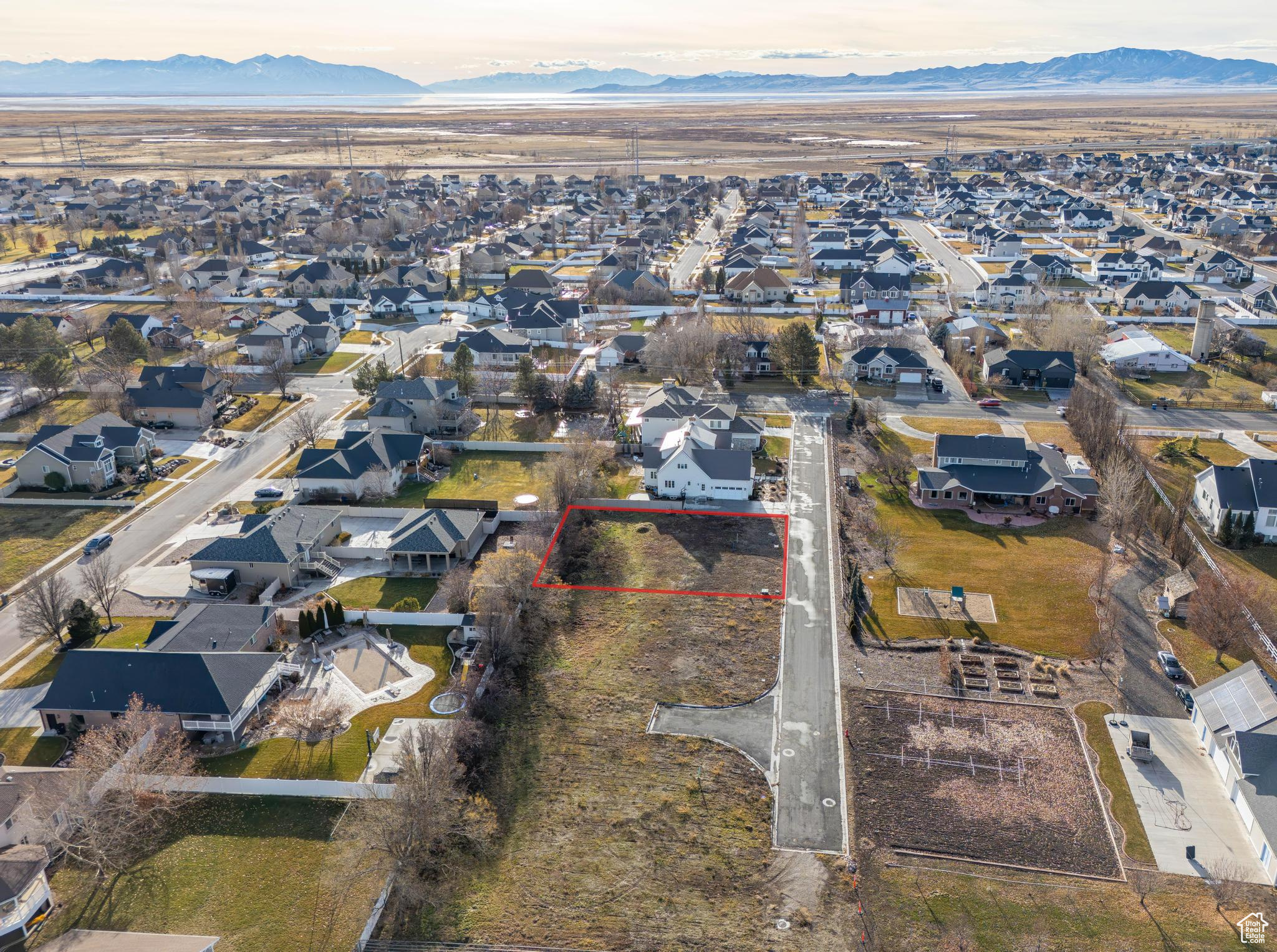 Birds eye view of property featuring a mountain view