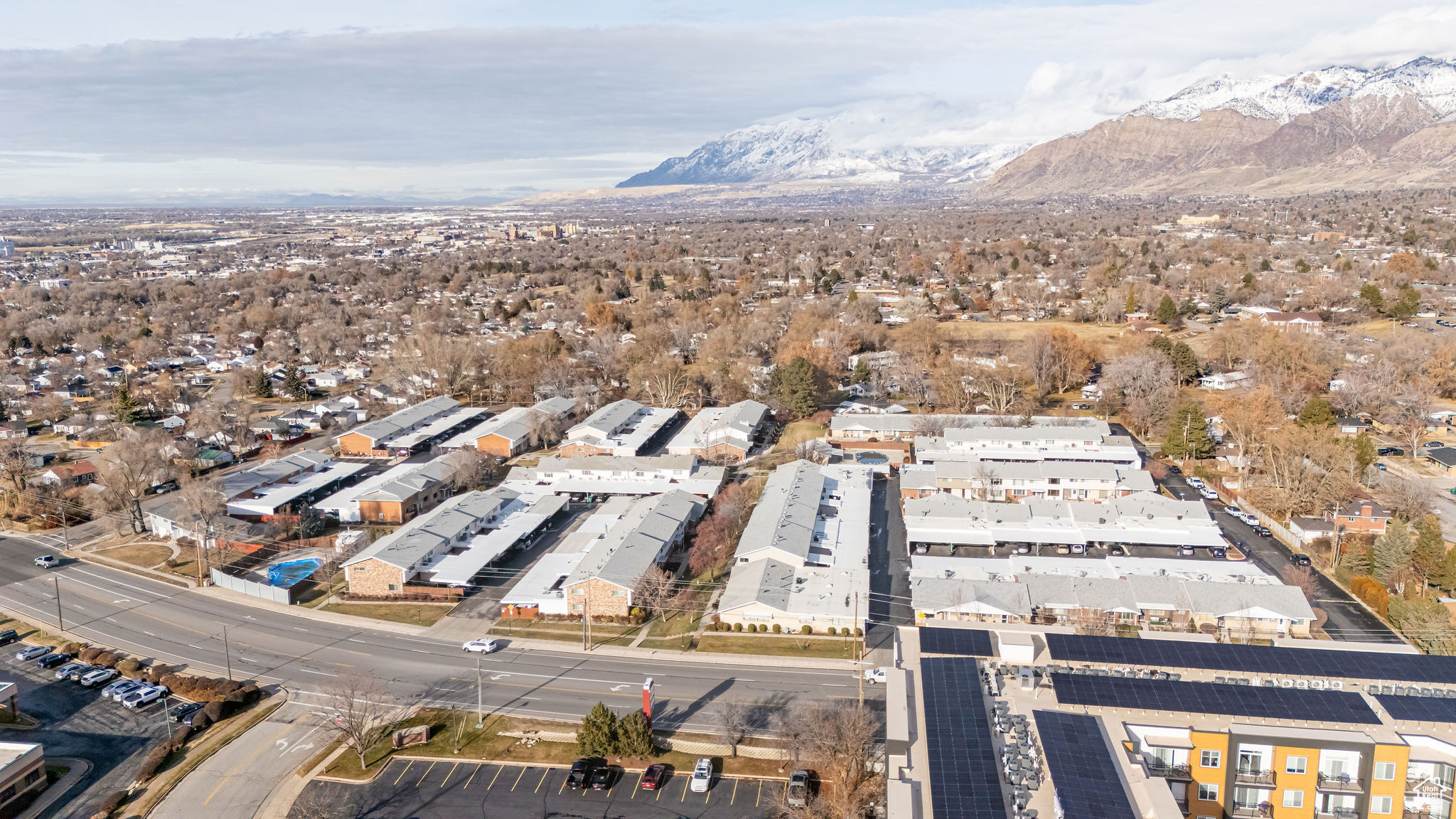 Birds eye view of property featuring a mountain view