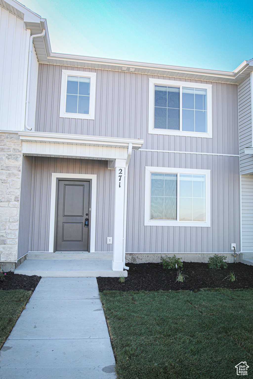 Property entrance featuring a yard