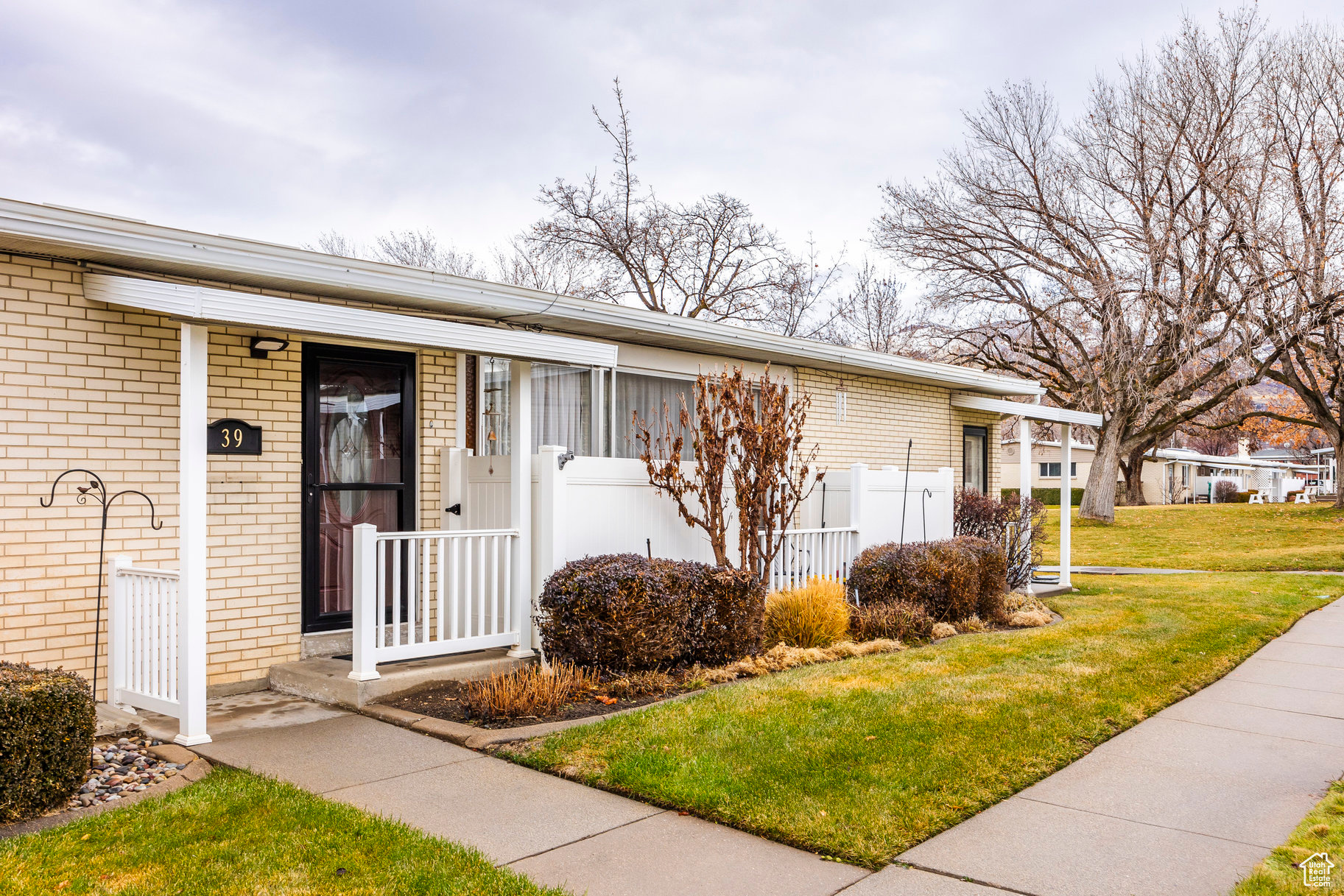 View of front of property featuring a front lawn