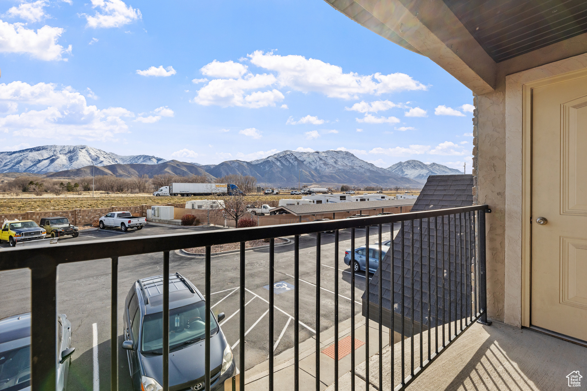 Balcony featuring a mountain view