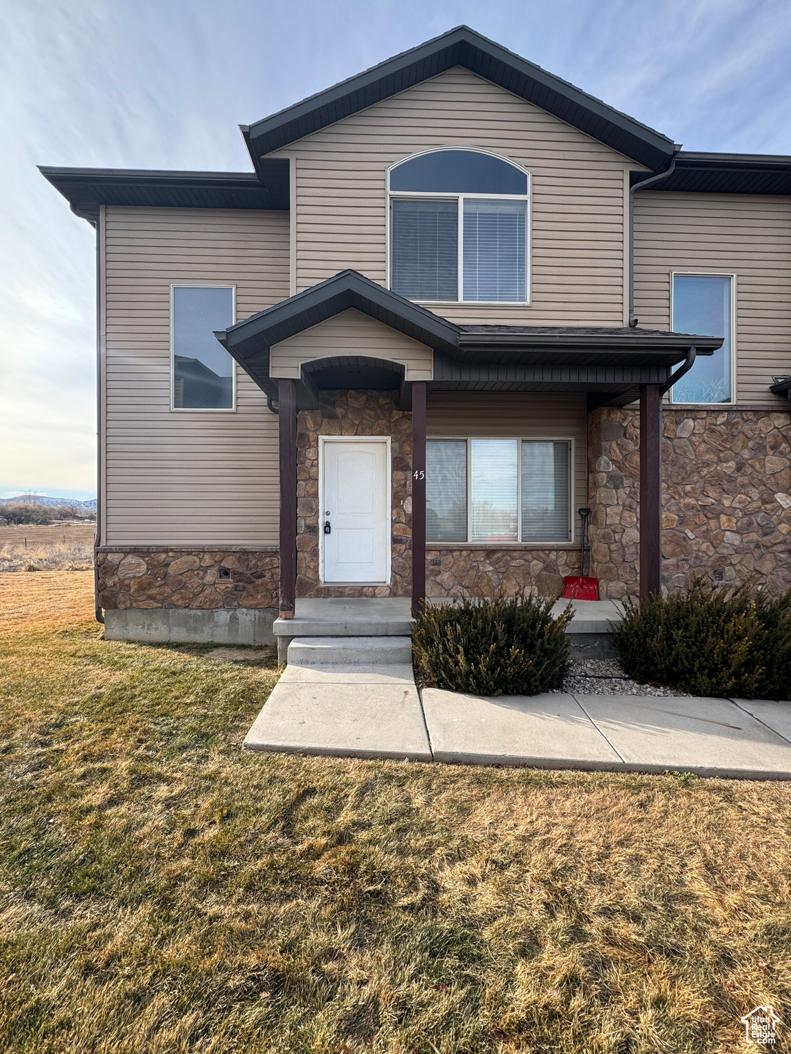 View of front facade with a front yard