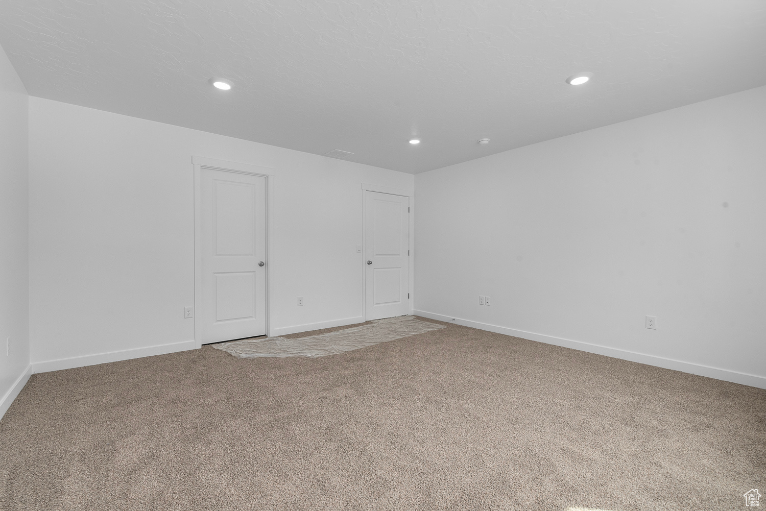 Unfurnished room with carpet flooring