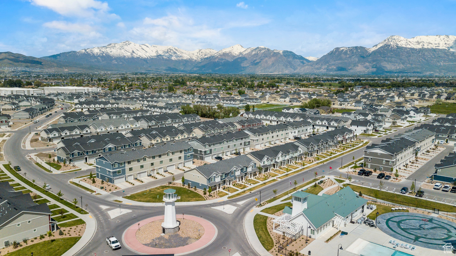 Birds eye view of property featuring a mountain view