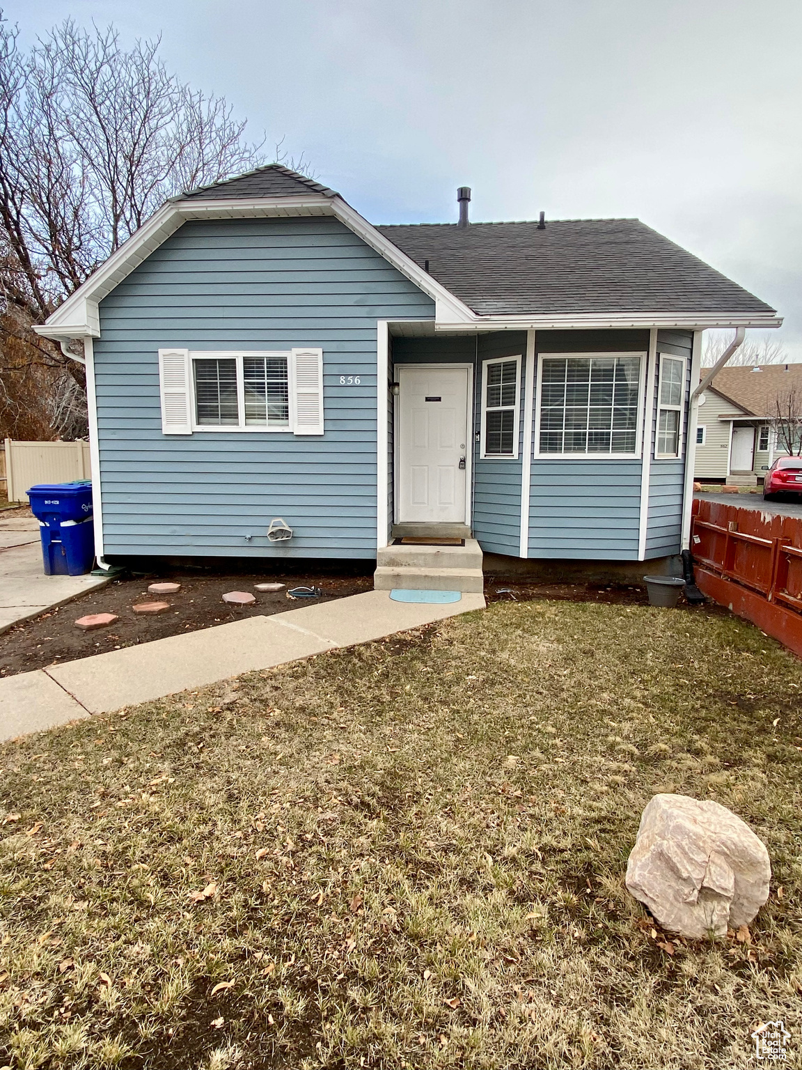 View of front of home featuring a front lawn