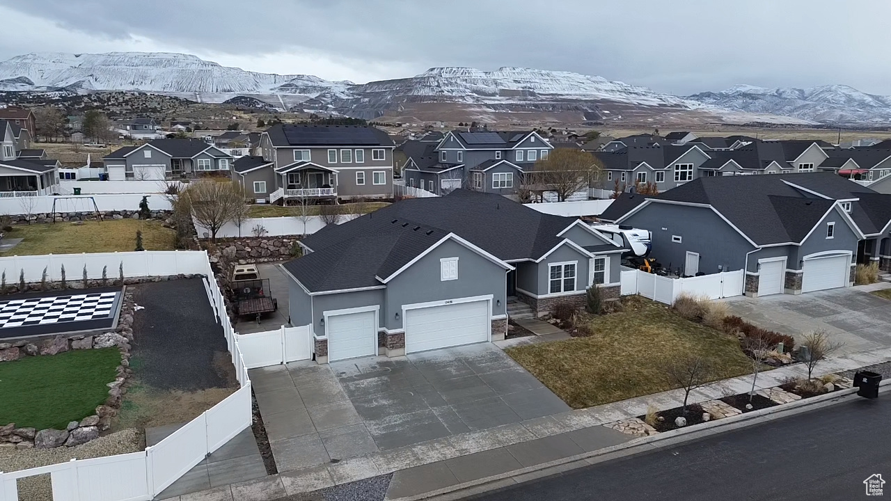 Birds eye view of property featuring a mountain view