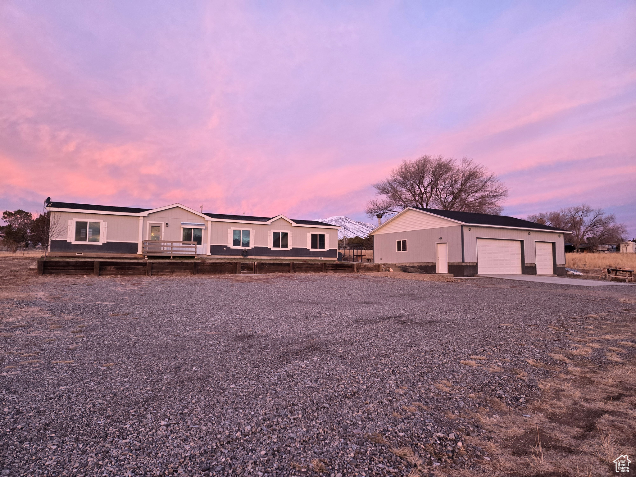 Manufactured / mobile home featuring a wooden deck