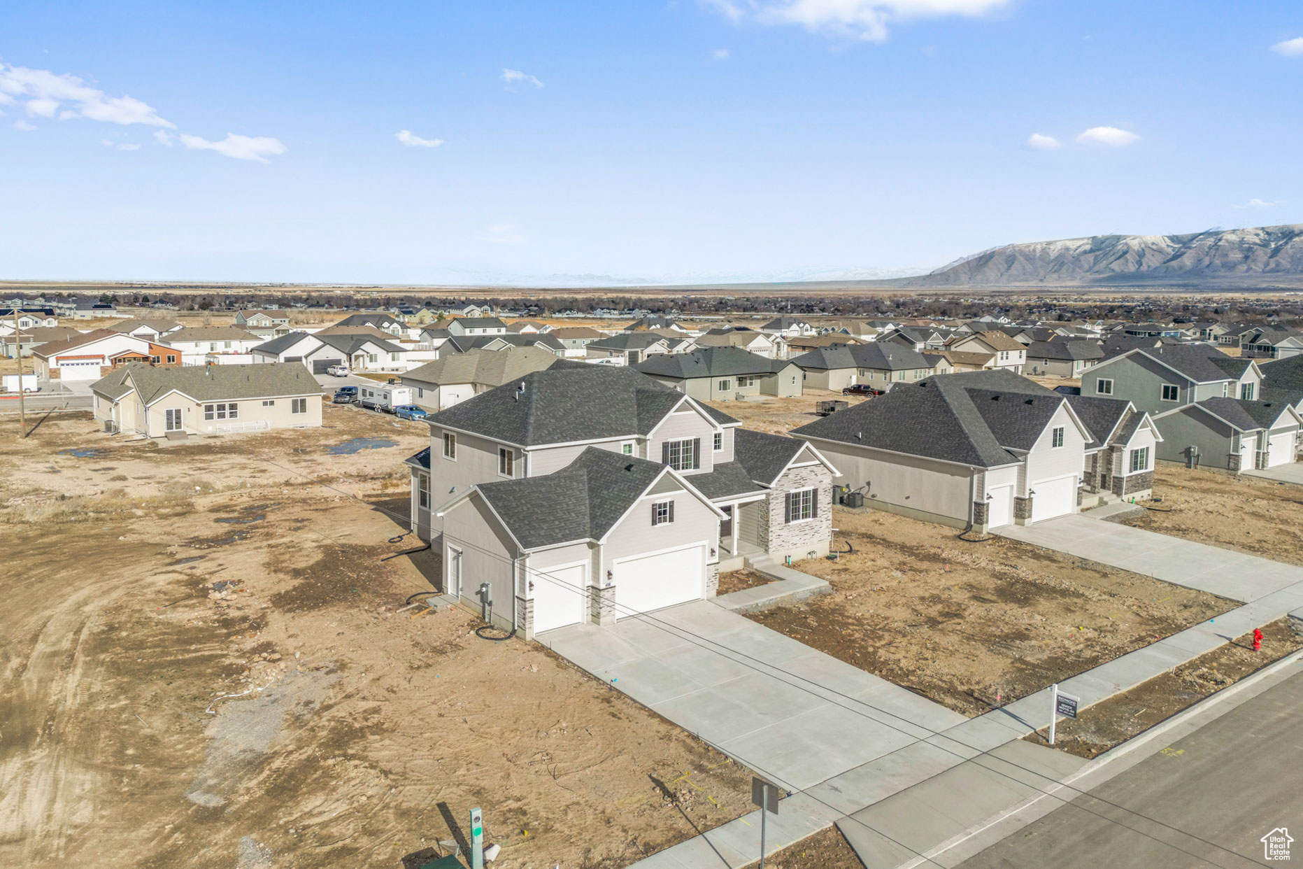 Drone / aerial view featuring a mountain view