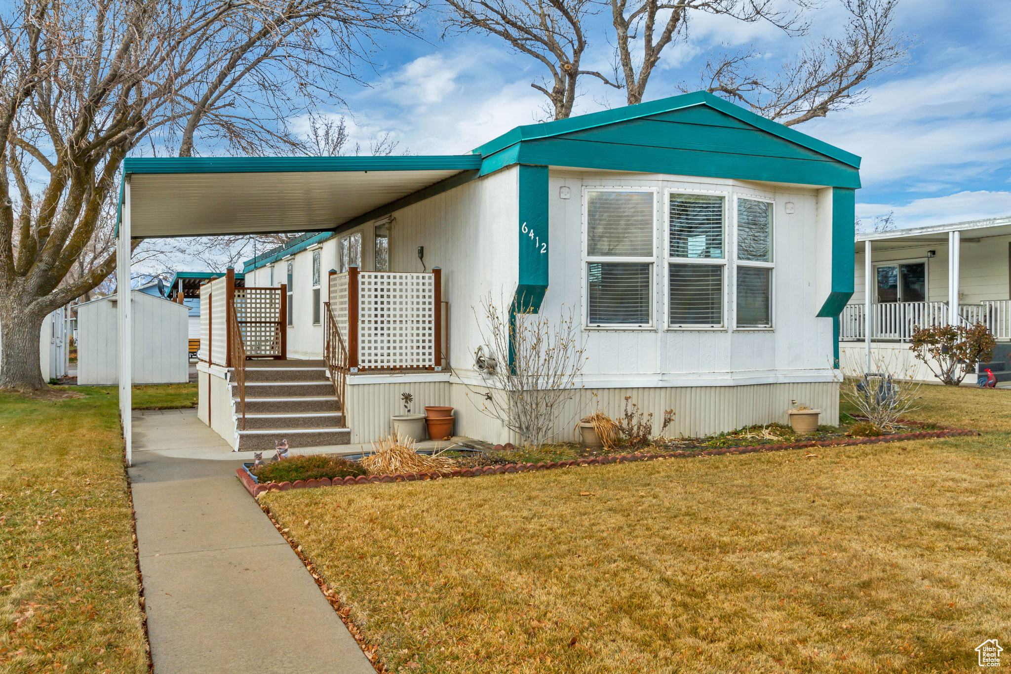 Manufactured / mobile home featuring a front lawn