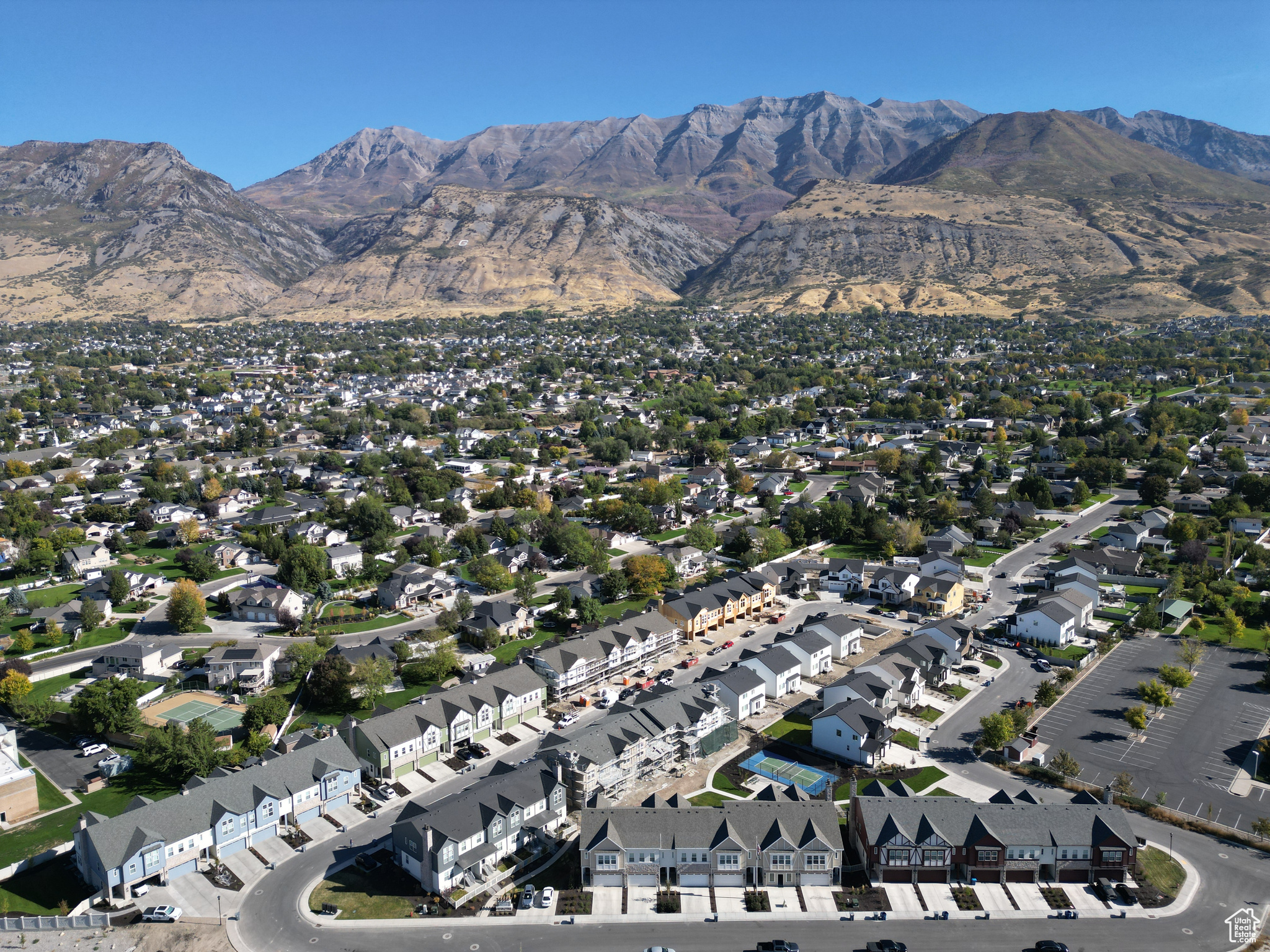 Bird's eye view with a mountain view