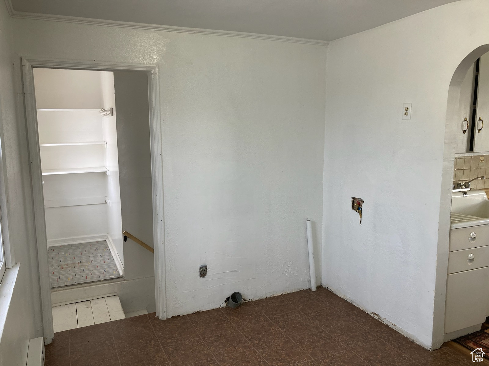 Laundry area featuring crown molding and sink