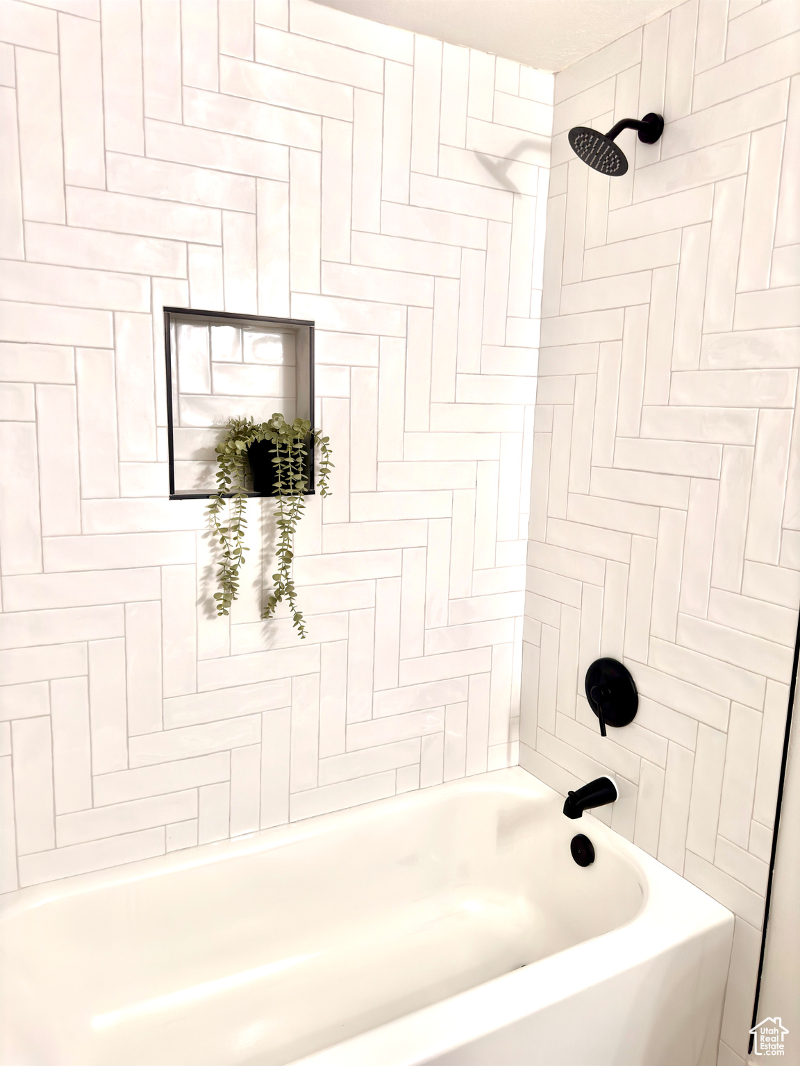 Bathroom featuring tiled shower / bath combo