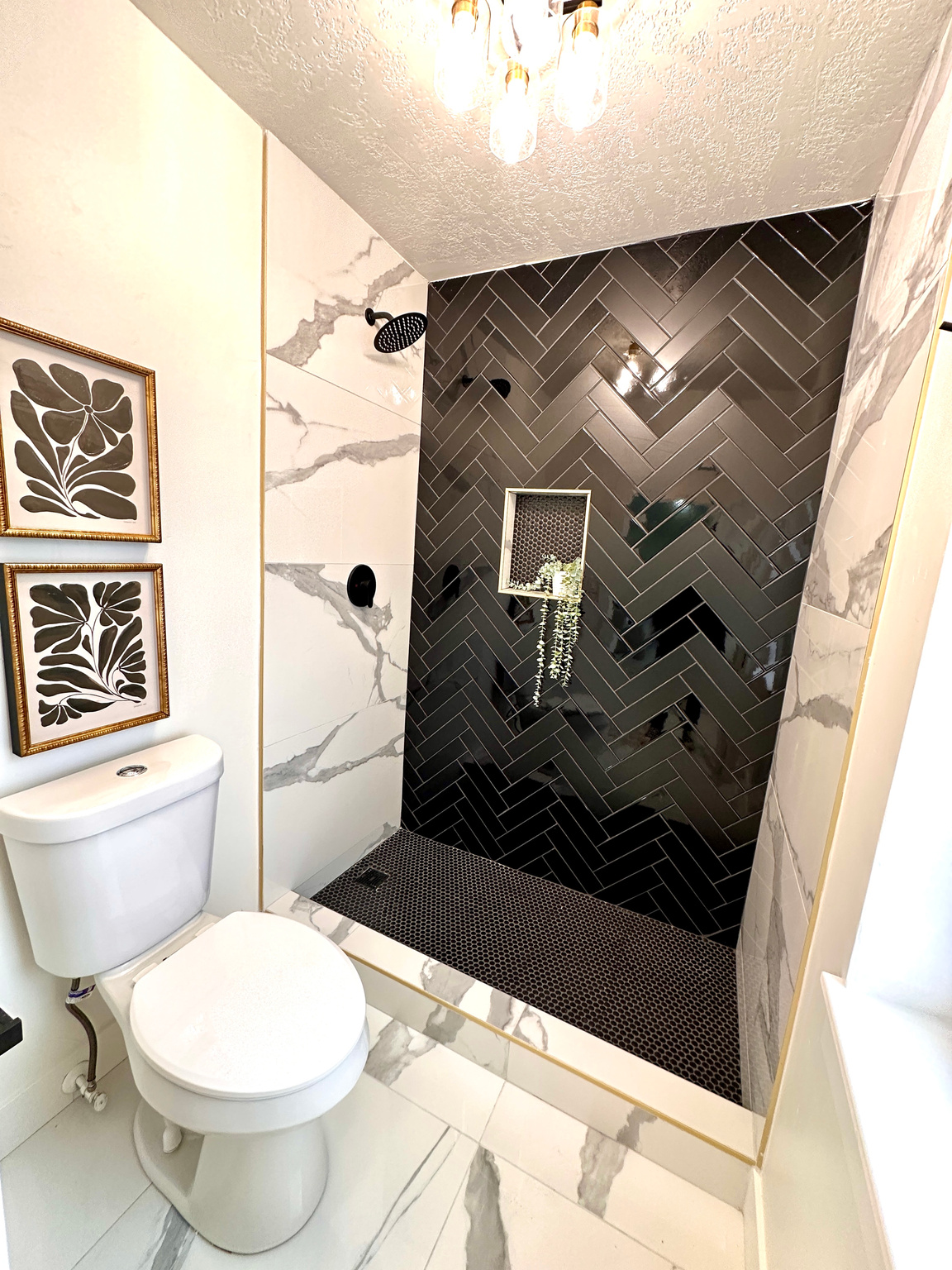 Bathroom featuring a tile shower, a textured ceiling, and toilet