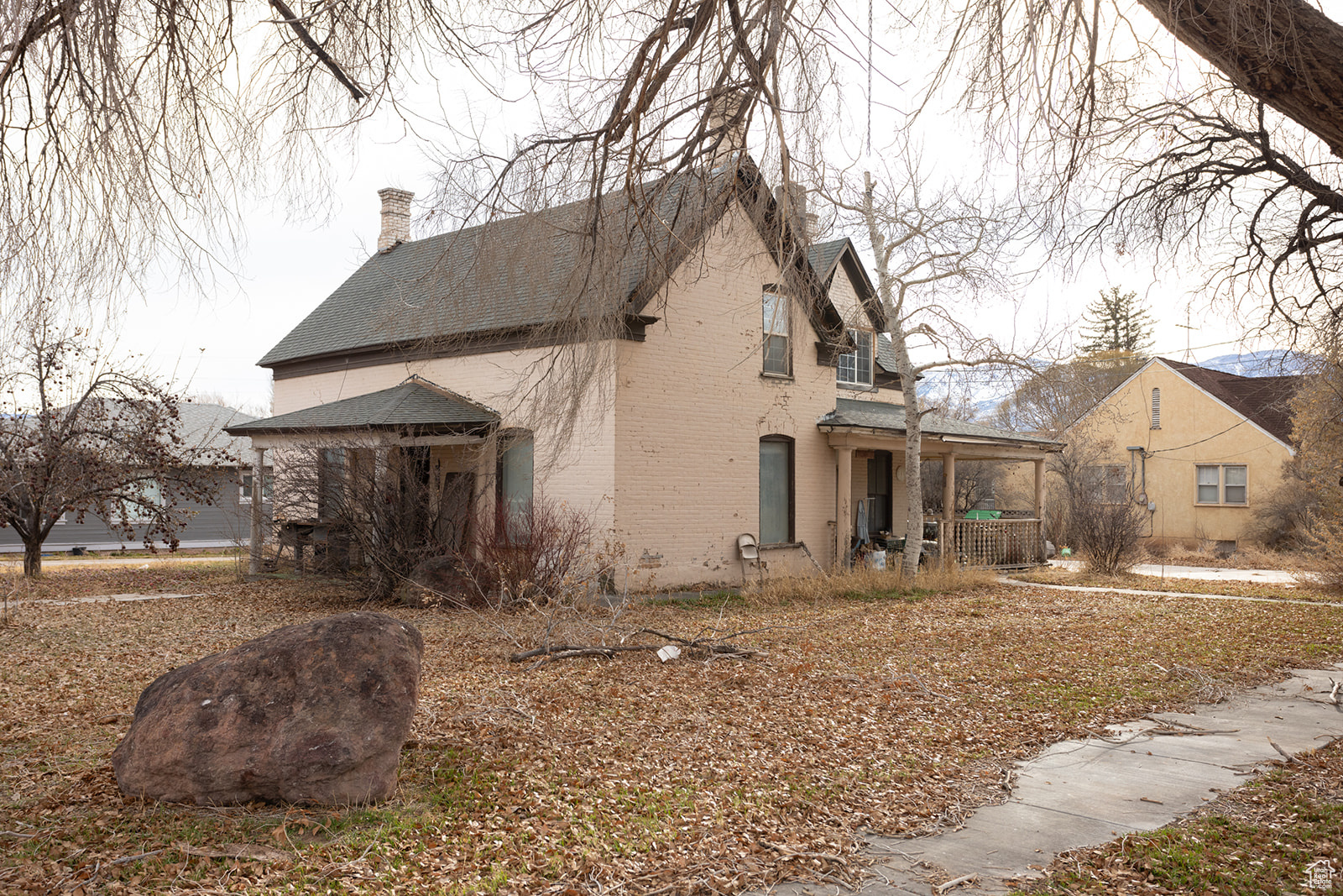 View of home's exterior