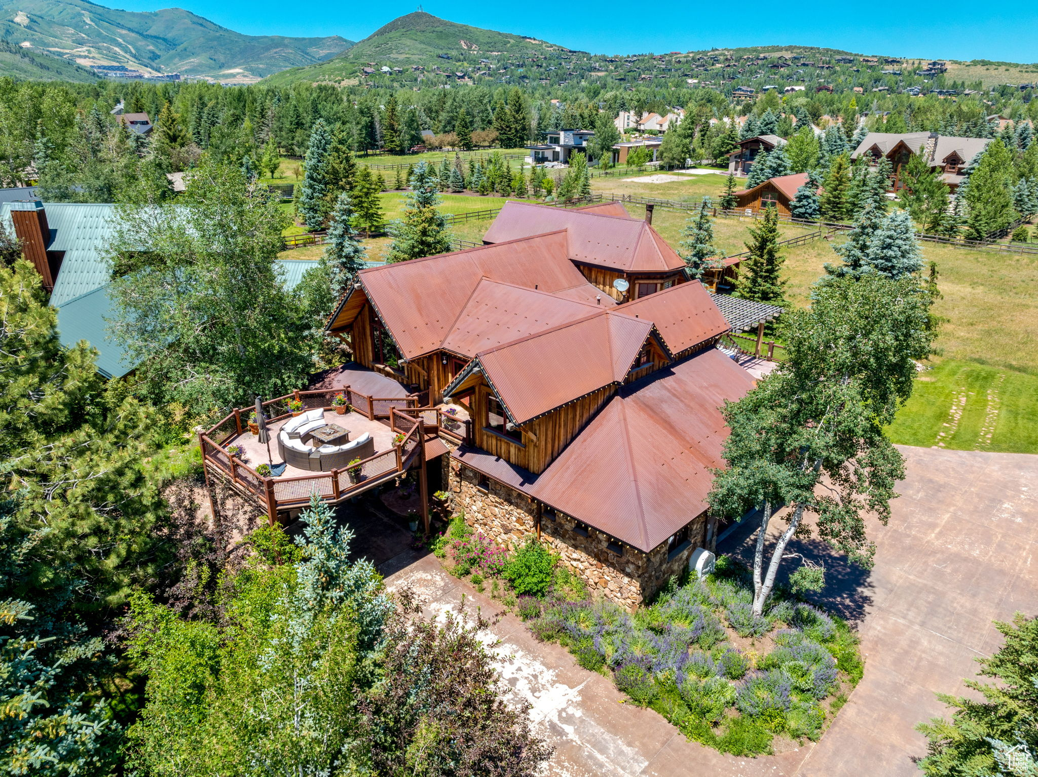 Drone / aerial view featuring a mountain view