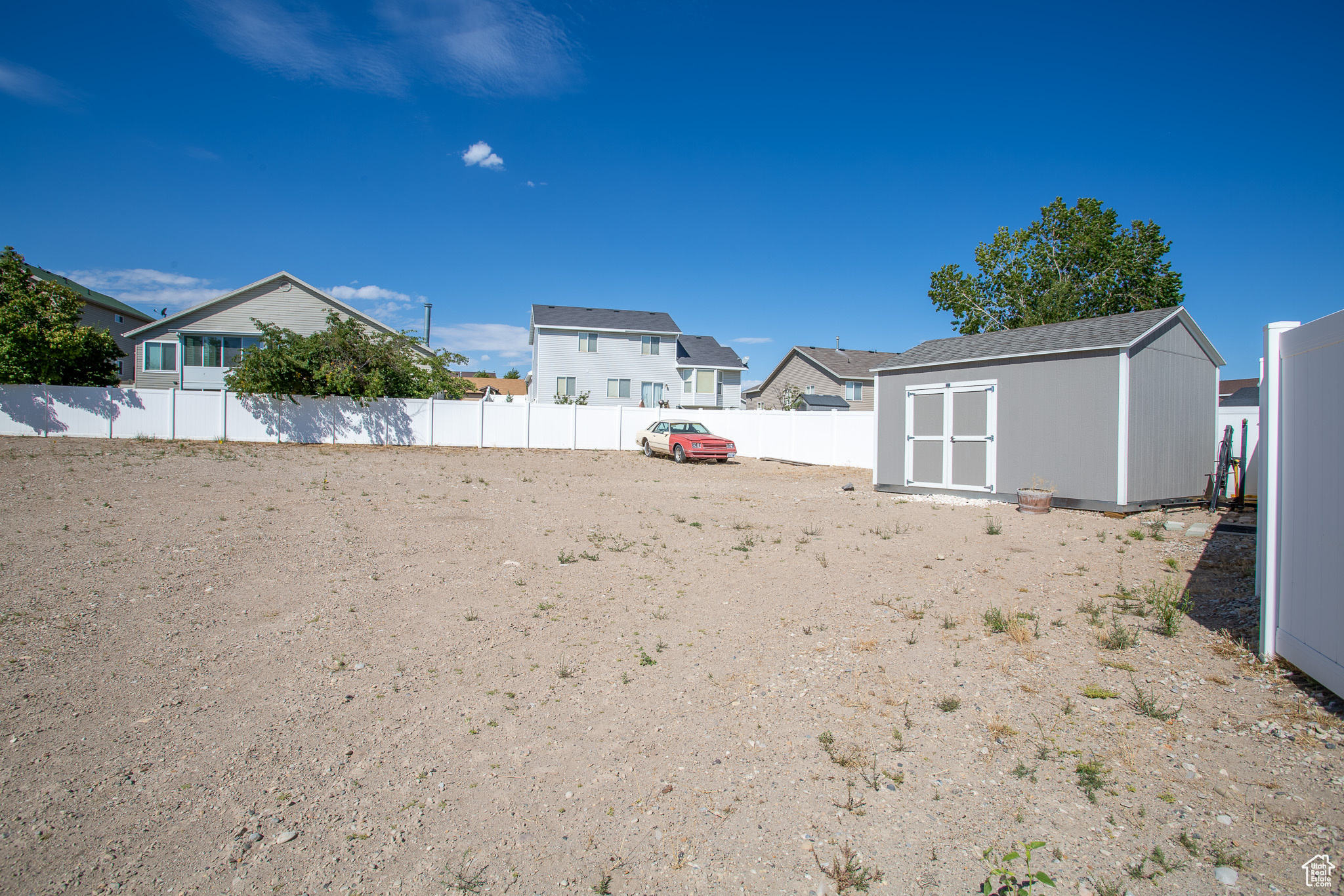 View of yard featuring a shed