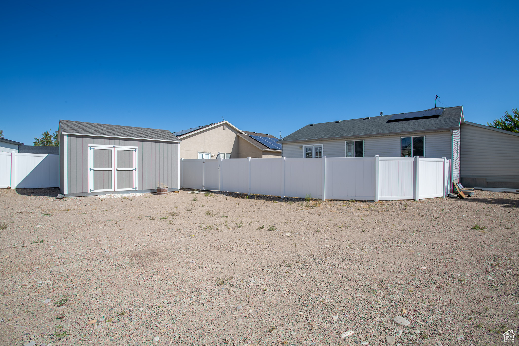 View of yard featuring a shed