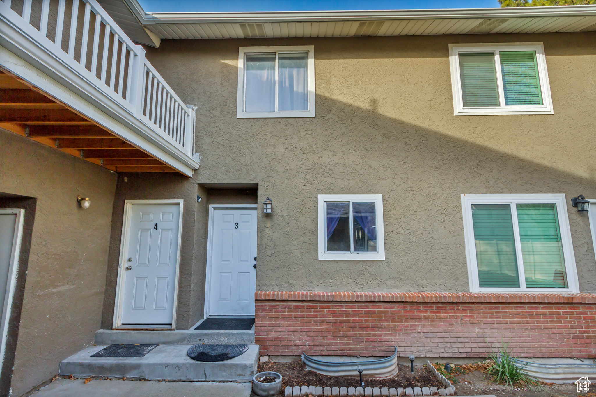 Property entrance featuring a balcony