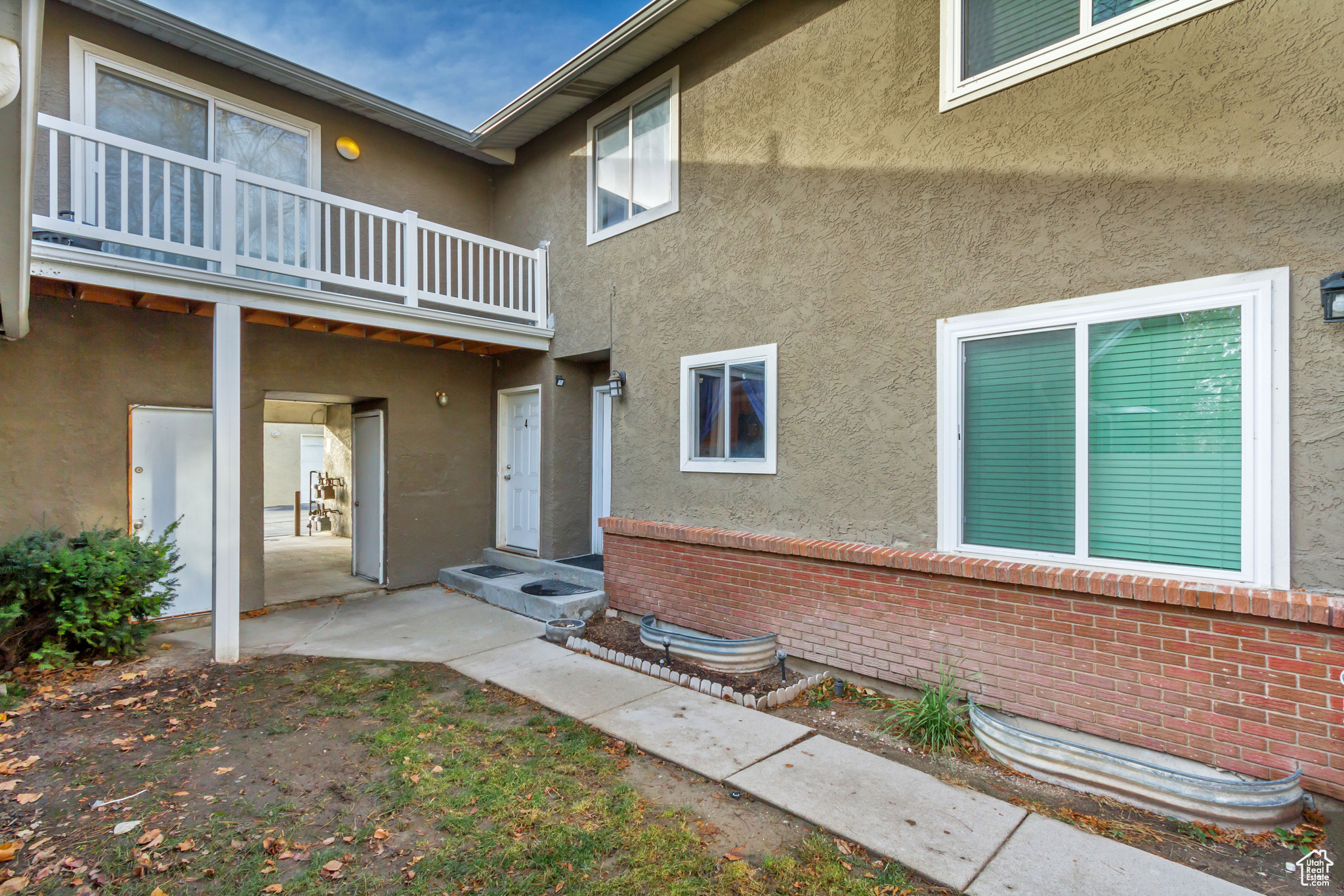 Property entrance with a balcony