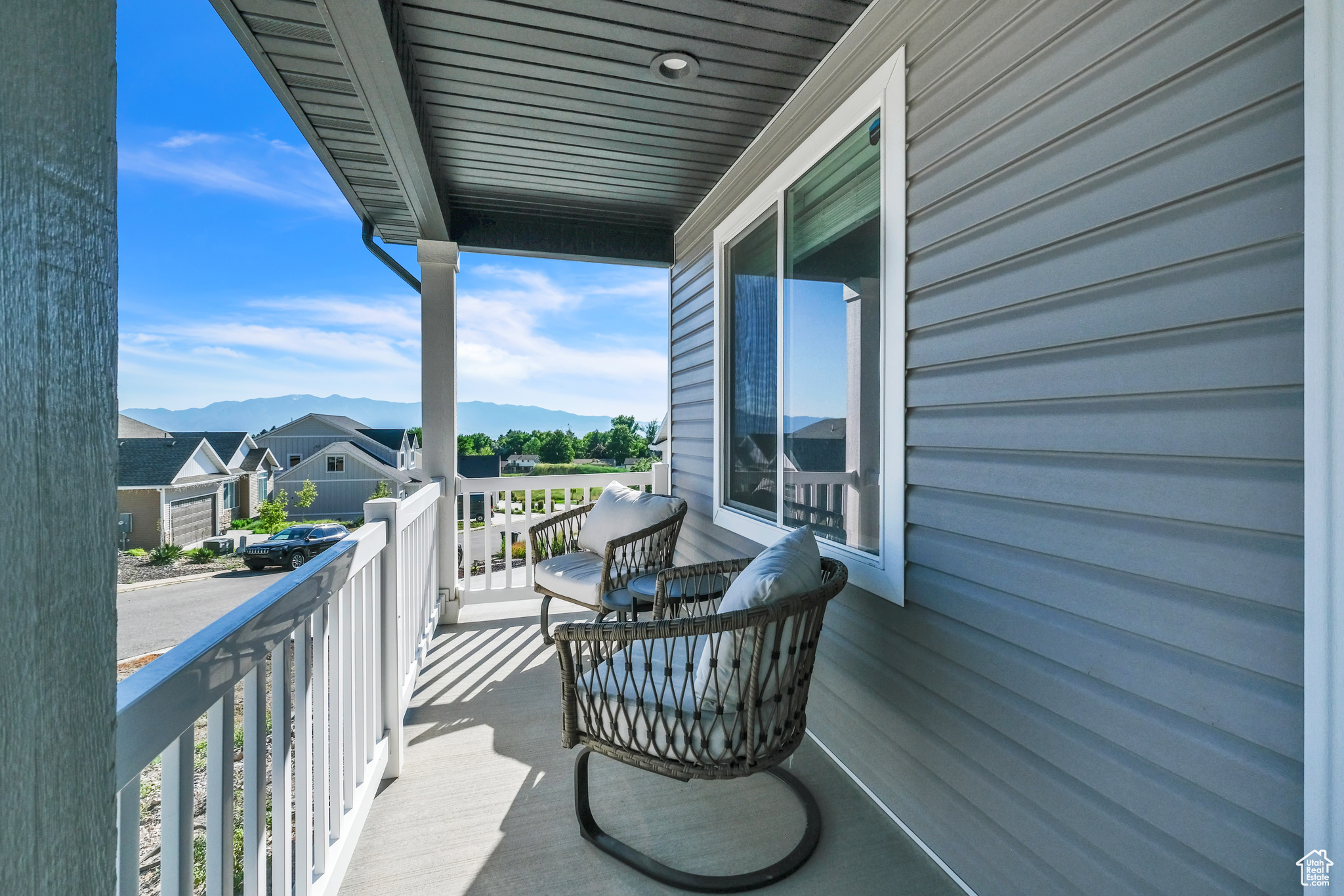 Balcony featuring a mountain view