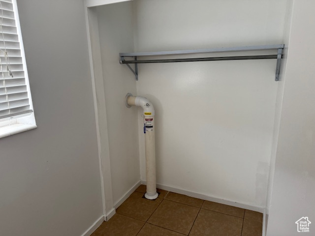 Laundry room with tile patterned flooring