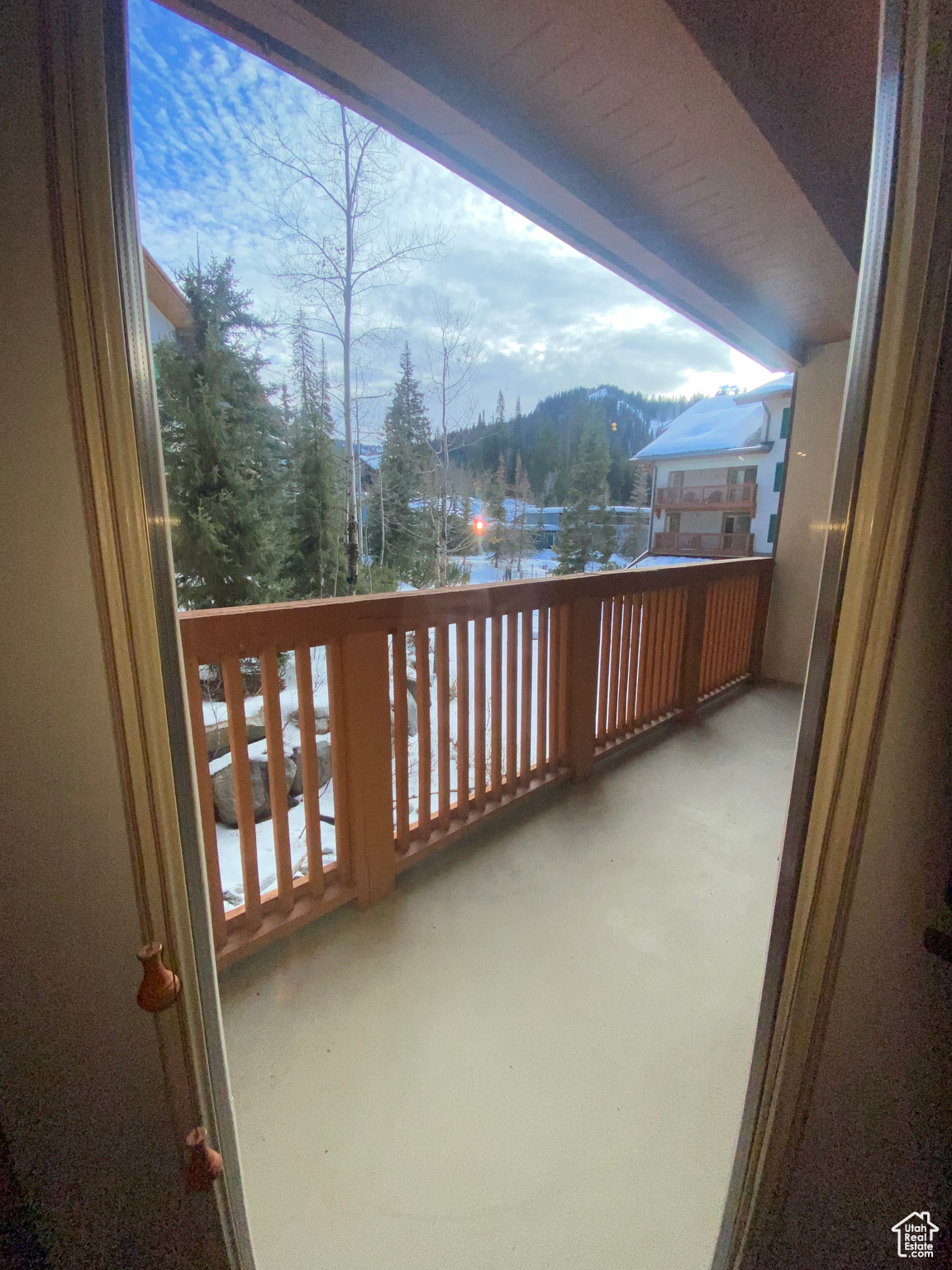 Balcony featuring a mountain view