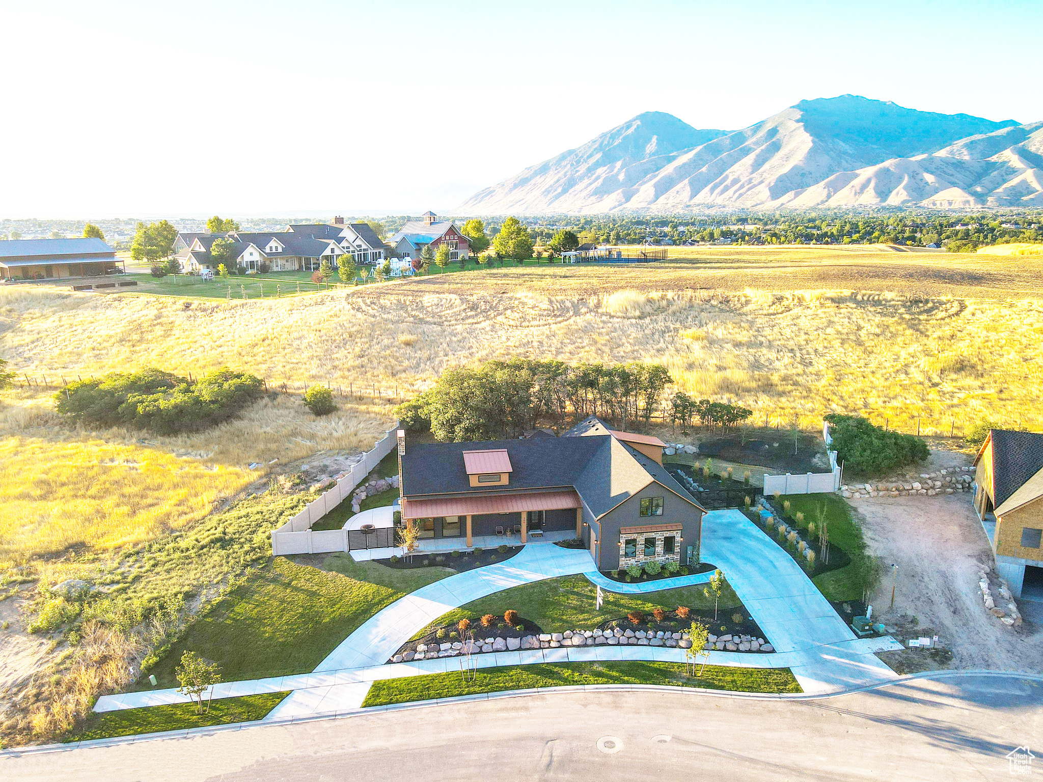 Birds eye view of property featuring a mountain view