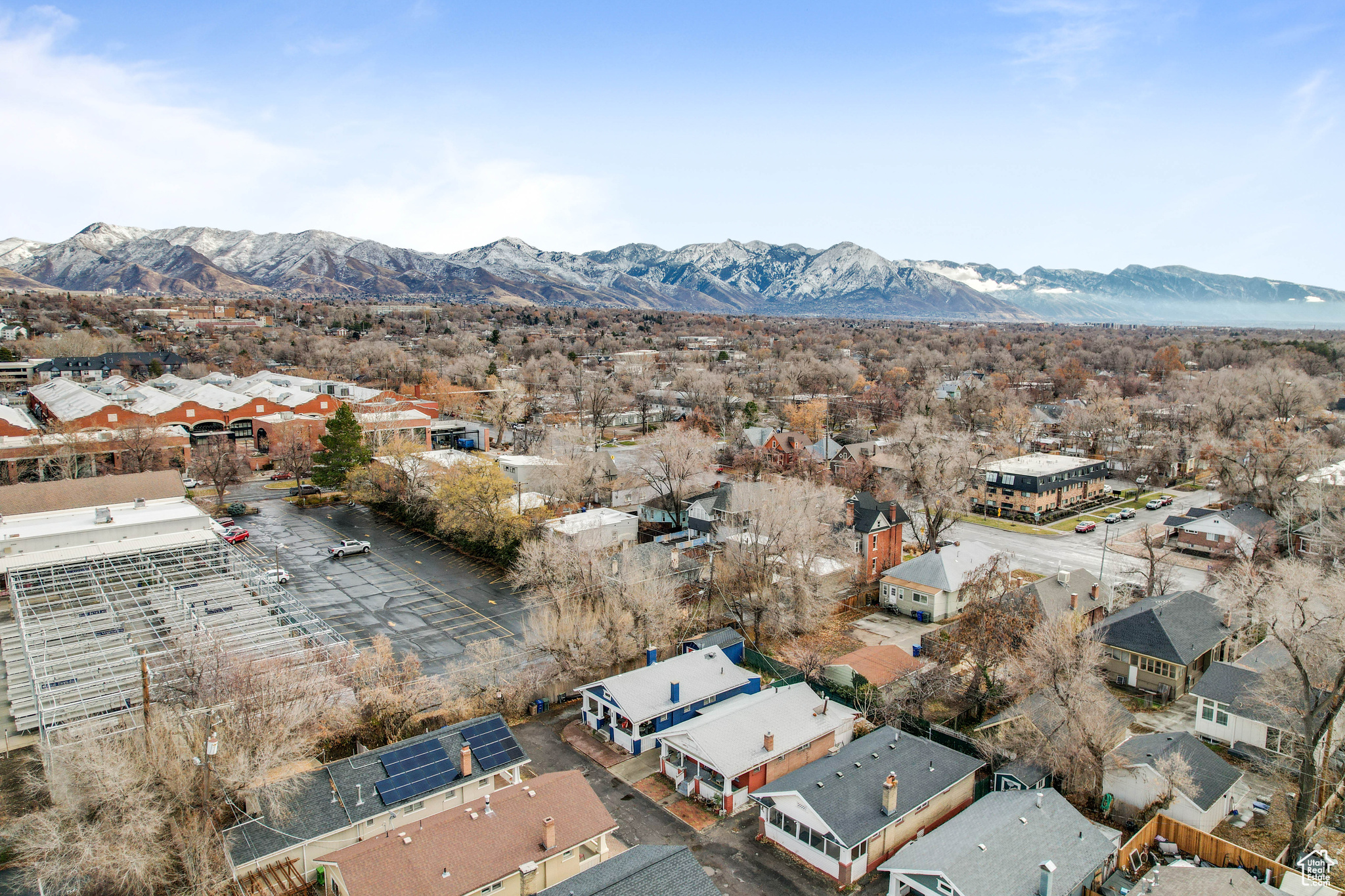 Aerial view with a mountain view