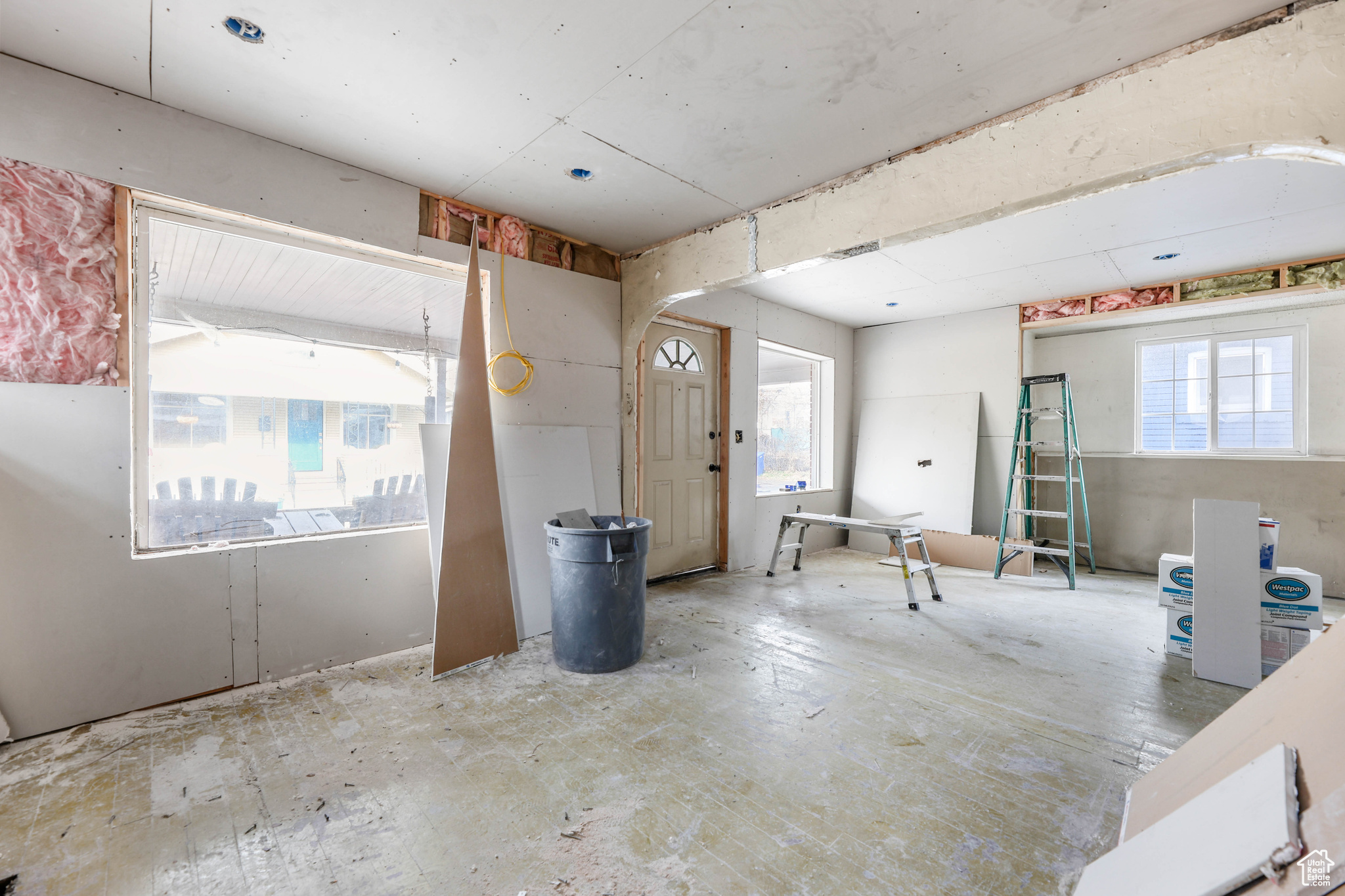 Miscellaneous room with plenty of natural light