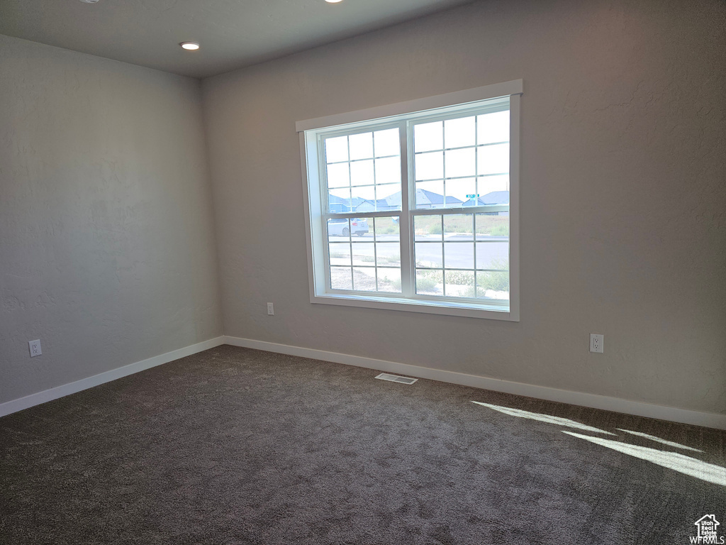 Carpeted spare room featuring a mountain view