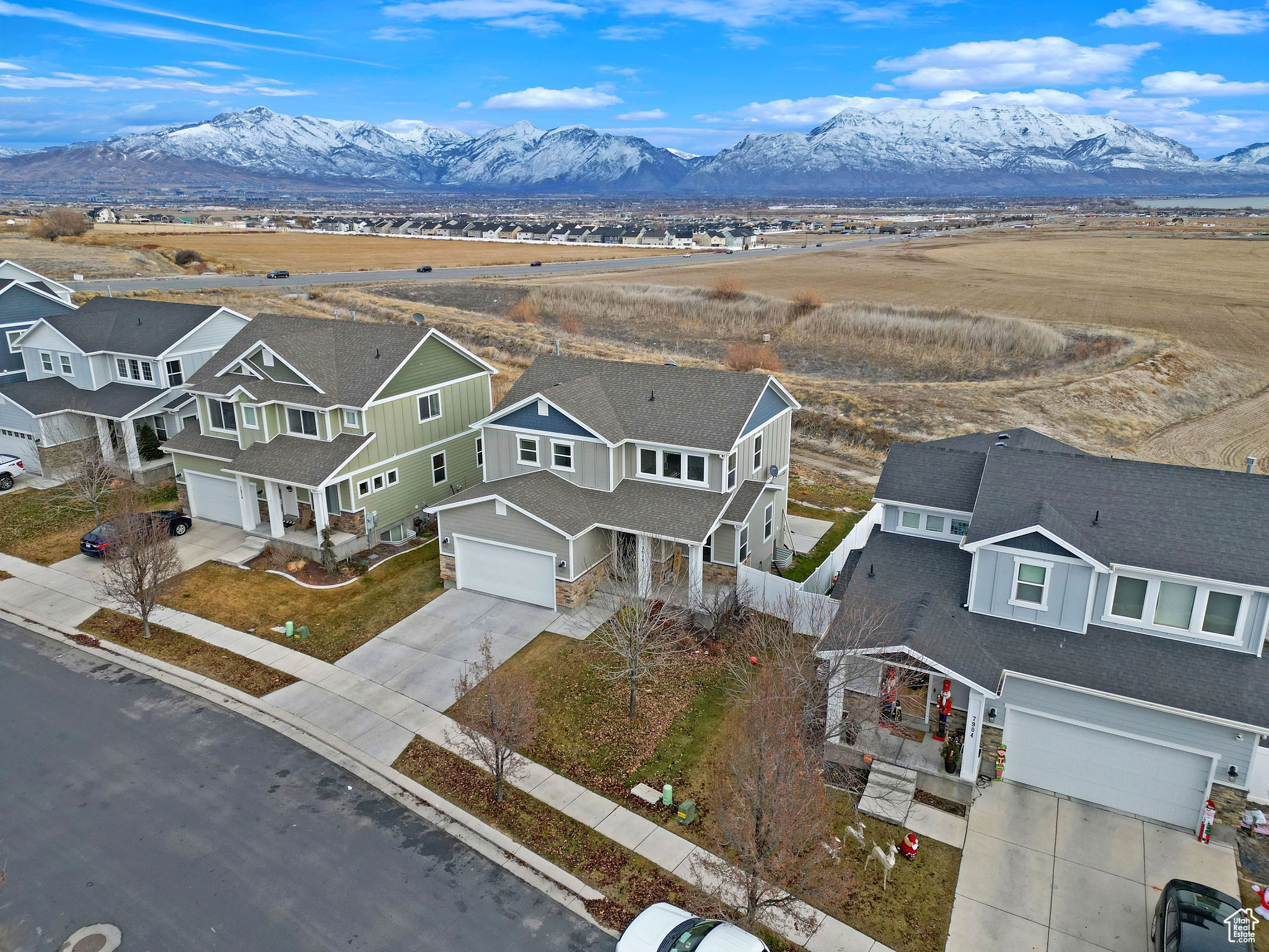 Bird's eye view with a mountain view